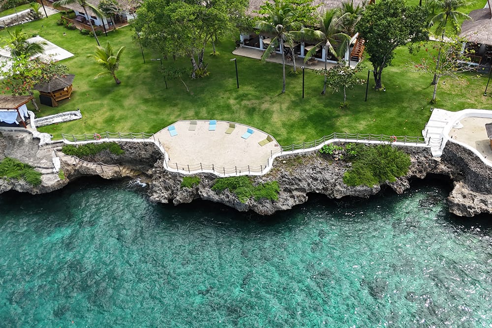 Cliff edge seating with horizon view